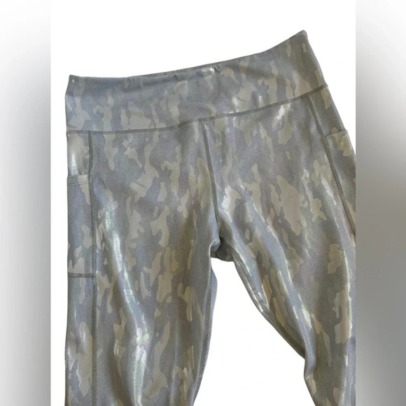 ZYIA Silver Camo Metallic holographic unicorn Hi-Rise crop
Leggings plus size 20 - Picture 6 of 12